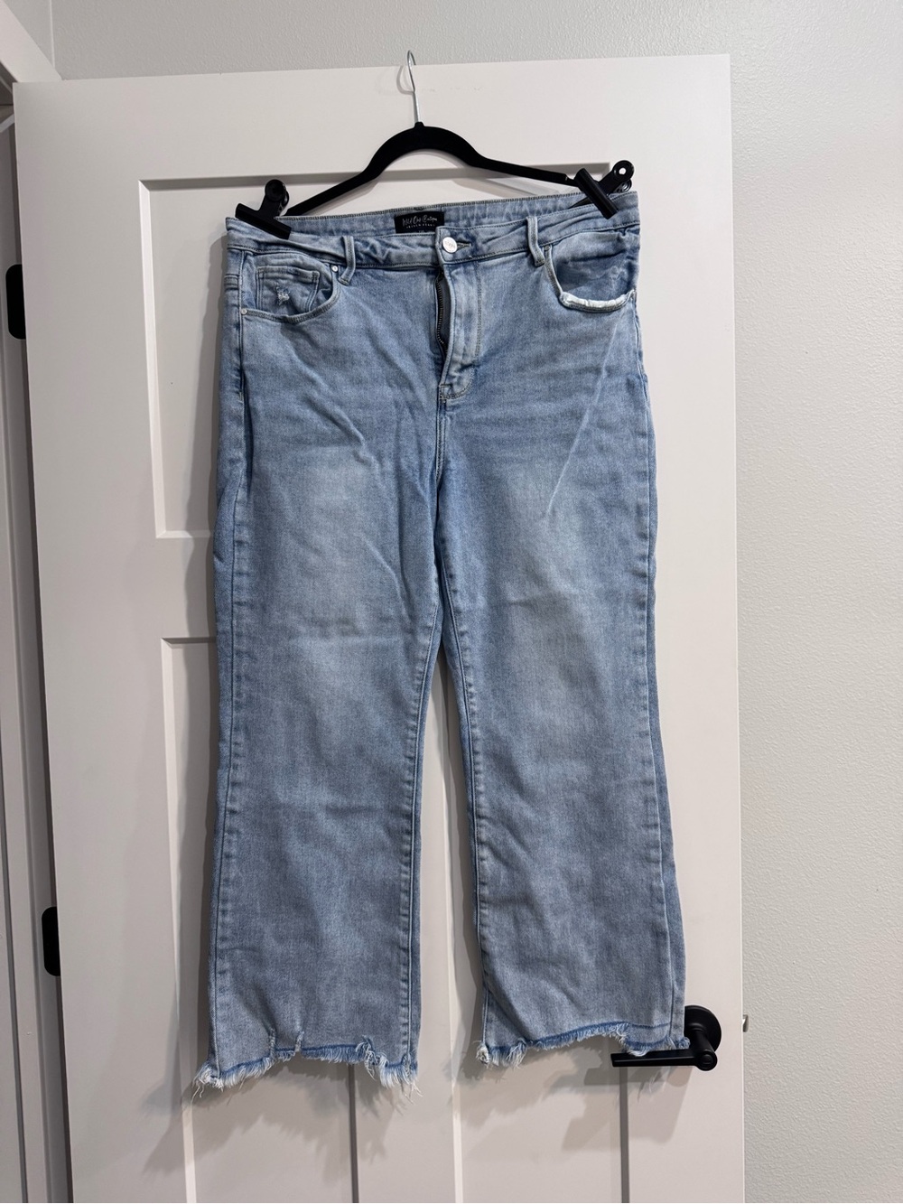 Light Blue Cropped Straight Jeans with Frayed Hem